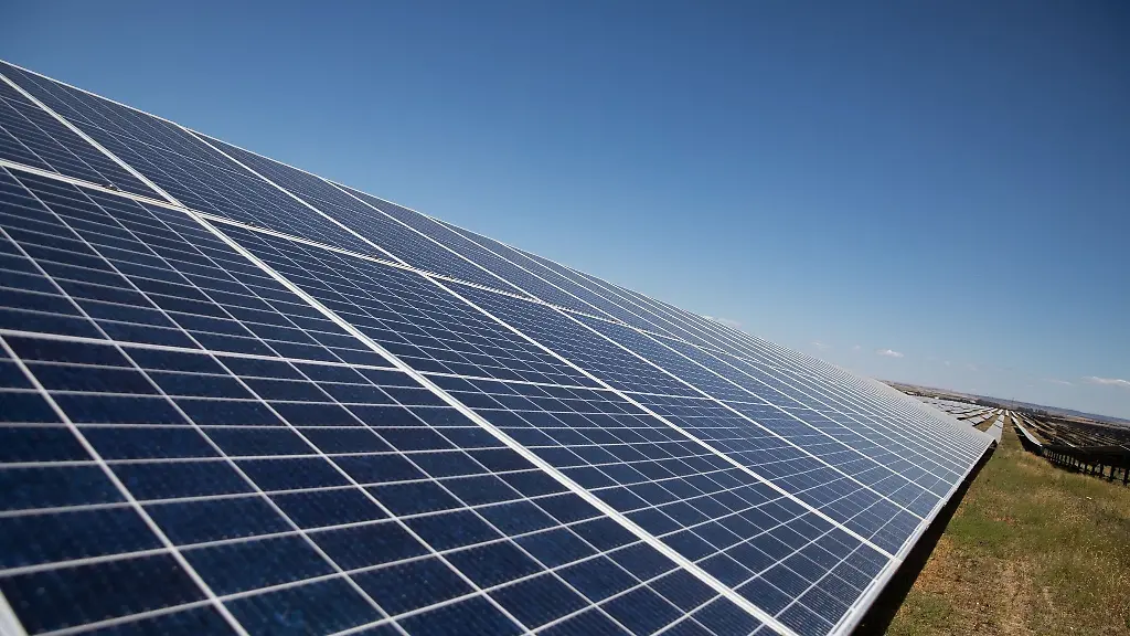 Solarmodule-stehen-auf-einer-Solaranlage