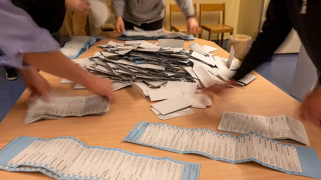 Wahlhelfer-sortieren-nach-der-wiederholten-Wahl-die-Stimmzettel