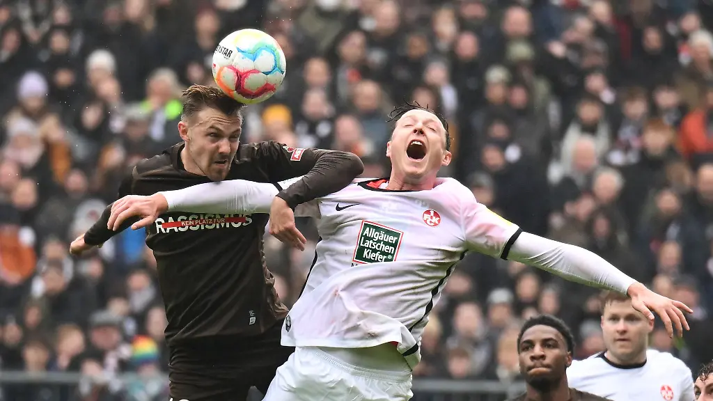 Lukas-Daschner-l-von-St-Pauli-und-Robin-Bormuth-von-Kaiserslautern-kaempfen-um-den-Ball