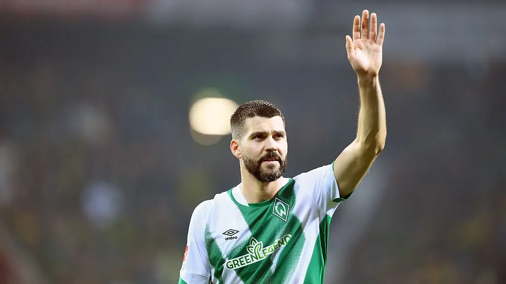 Bremens-Anthony-Jung-winkt-den-Fans-zu