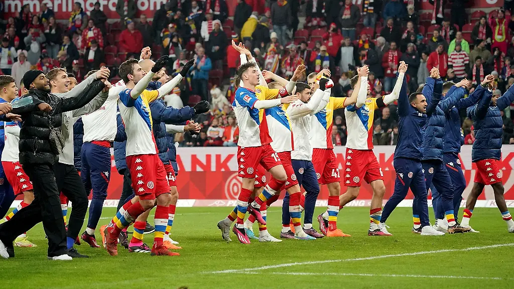 Die-Mainzer-Mannschaft-freut-sich-mit-den-Fans-ueber-den-Sieg-gegen-Augsburg