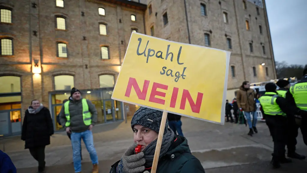 Demonstranten-protestieren-gegen-die-geplanten-Fluechtlingsunterkuenfte-in-ihrer-Region