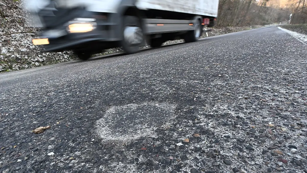 Schaeden-auf-einer-Landstrasse