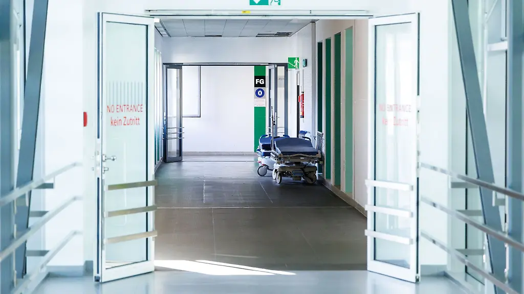 Krankenbetten-stehen-in-einem-Gang-in-einem-Krankenhaus