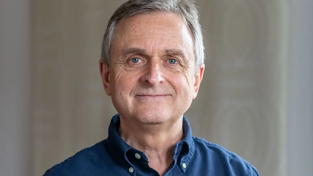 Gerald-Quitterer-Praesident-der-Bayerischen-Landesaerztekammer-steht-in-seiner-Arztpraxis