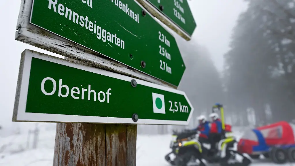 Nebel-zieht-ueber-den-Grenzadler-in-Oberhof