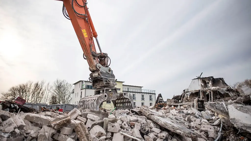 Ein-Bagger-beim-Abriss-der-abgebrannten-Fluechtlingsunterkunft-in-Gross-Stroemkendorf