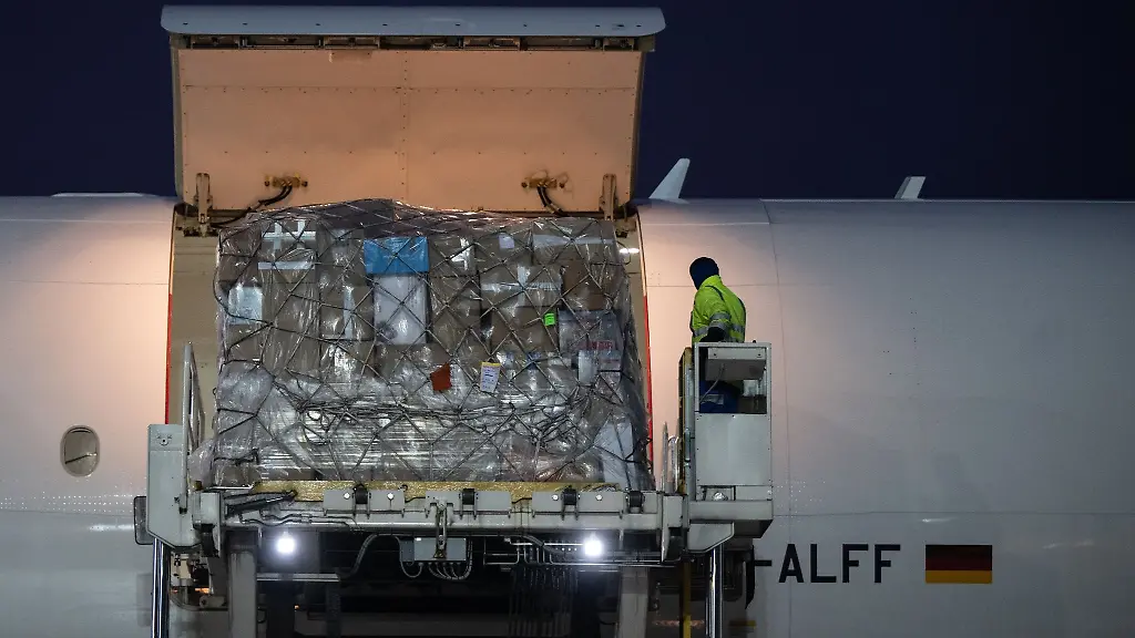 Von-privaten-Spendern-alevitischen-Gemeinden-und-Sportvereinen-gesammelte-Sachspenden-werden-am-Flughafen-Frankfurt-in-eine-Boeing-777-verladen