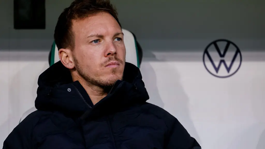 Muenchens-Cheftrainer-Julian-Nagelsmann-ist-vor-dem-Spiel-im-Stadion