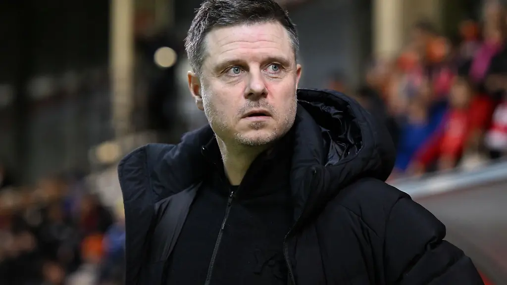 Trainer-Alexander-Straus-von-Muenchen-kommt-vor-dem-Spiel-in-das-Stadion