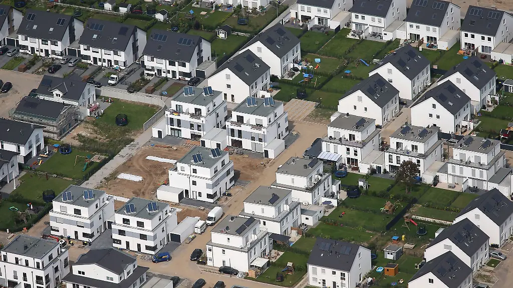 Einfamilienhaeuser-in-einem-Neubaugebiet