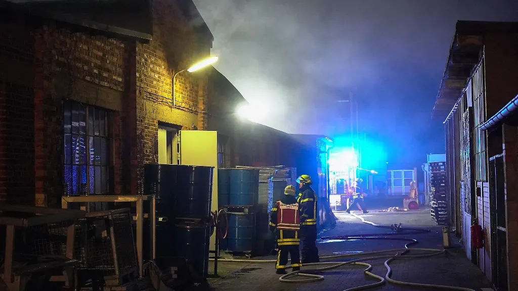 Feuerwehrleute-sind-bei-einem-Brand-in-einer-Granulathalle-im-Stadtteil-Wolfgang-im-Einsatz