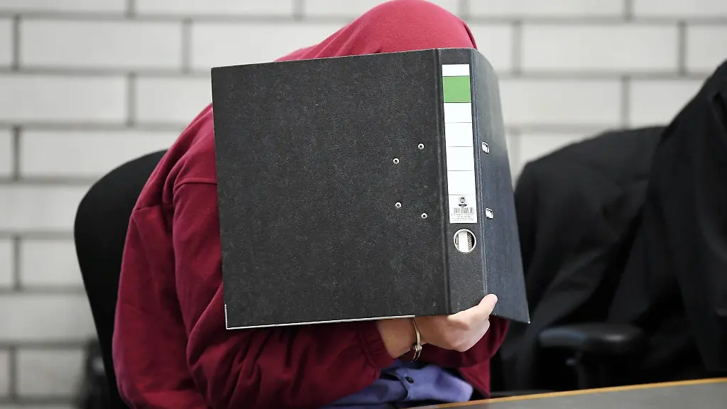 Der-Angeklagte-sitzt-vor-Prozessbeginn-im-Gerichtssaal