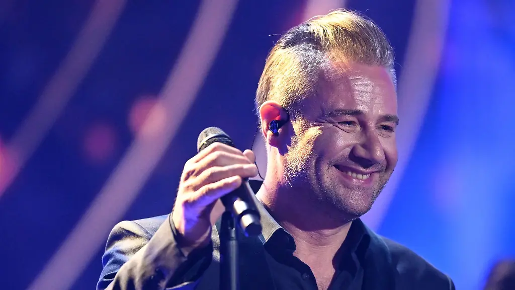 Der-deutsche-Pop-Saenger-Sasha-steht-waehrend-der-Jose-Carreras-Gala-in-Leipzig-auf-der-Buehne