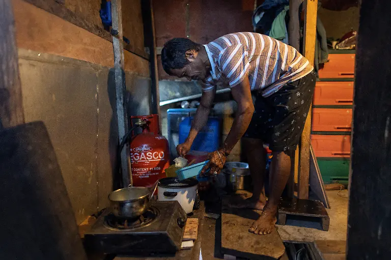 2023-02-06T231234Z-219949998-RC2BPY9HN04I-RTRMADP-3-PHILIPPINES-ENVIRONMENT-TURTLES