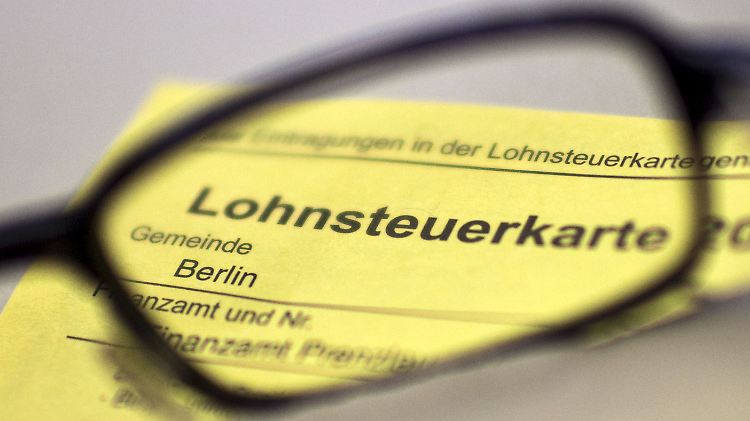 Die alte Lohnsteuerkarte ist inzwischen durch ein elektronisches Verfahren zur Erhebung der Lohnsteuer  ersetzt worden. 