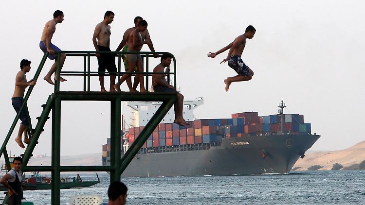 Containerschiff im Suezkanal (Archivbild).