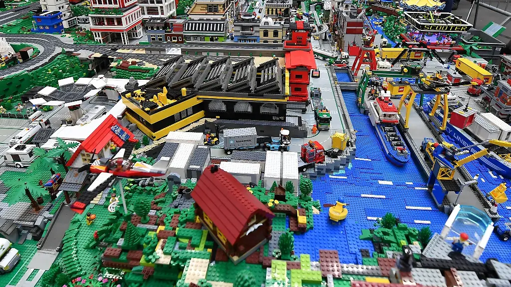Eine-Stadt-aus-Legosteinen-ist-auf-der-Thueringer-Modellbaumesse-Modell-Leben-zu-sehen