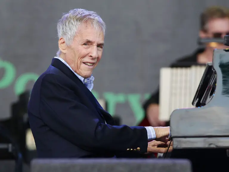 Burt-Bacharach-auf-der-Pyramid-Buehne-beim-Glastonbury-Festival-in-Worthy-Farm-in-Somerset-2015-Der-amerikanische-Komponist-und-Oscar-Gewinner-ist-im-Alter-von-94-Jahren-gestorben