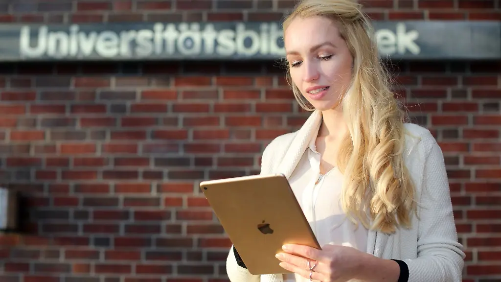 Eine-Weiterbildungen-mit-Hochschulzertifikat-ersetzt-keinen-Uniabschluss-Sie-kann-aber-den-Hochschuleinstieg-erleichtern-oder-der-Karriere-eine-neue-Richtung-geben