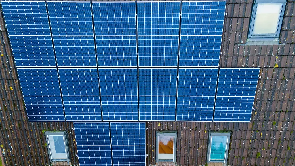 Module-einer-Photovoltaik-Anlage-liegen-auf-dem-Dach-eines-Privathauses