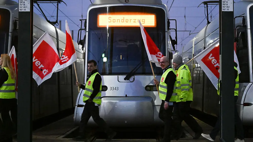 Streikende-Rheinbahn-Mitarbeiter-gehen-vor-den-Strassenbahnen-im-Betriebshof-Lierenfeld-in-Duesseldorf