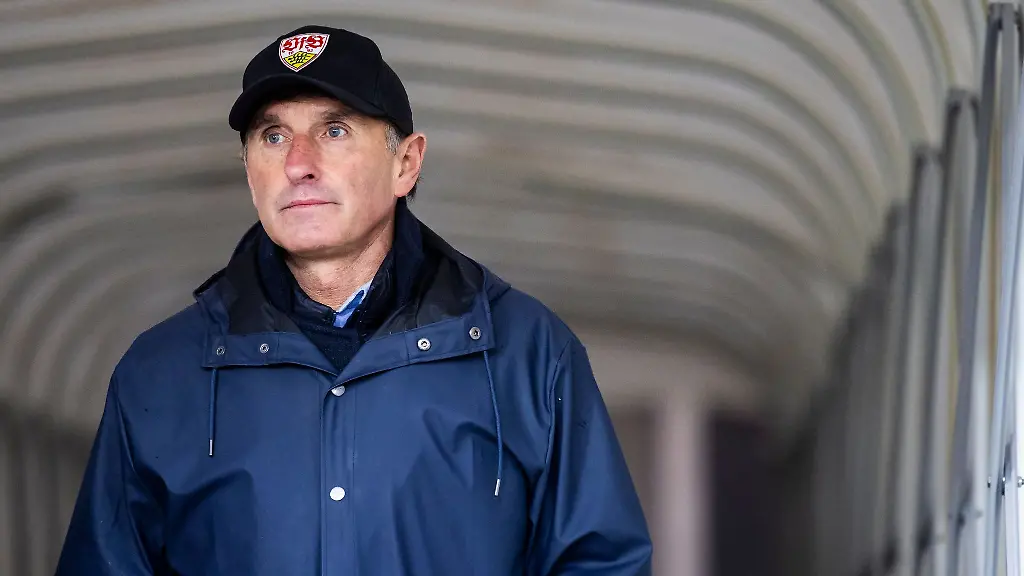 Stuttgarts-Trainer-Bruno-Labbadia-steht-vor-dem-Spiel-im-Stadion