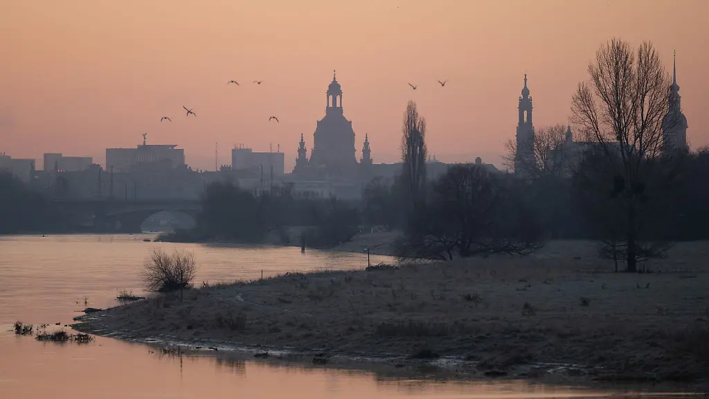 Die-Kulisse-der-Altstadt-mit-der-Frauenkirche-l-r-der-Katholischen-Hofkirche-und-dem-Hausmannsturm-bei-Sonnenaufgang