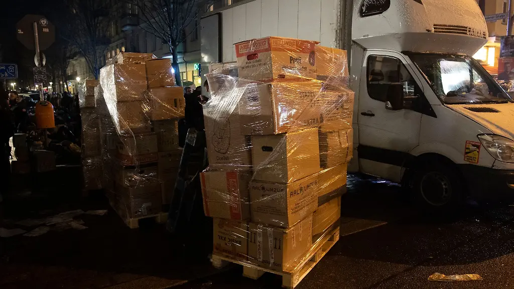 Hilfsgueter-fuer-die-Erdbeben-Opfer-in-der-Tuerkei-und-Syrien-stehen-verpackt-auf-der-Strasse