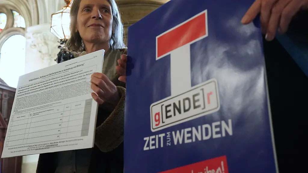 Sabine-Mertens-Gruenderin-der-Initiative-steht-neben-einem-Plakat-in-der-Rathausdiele
