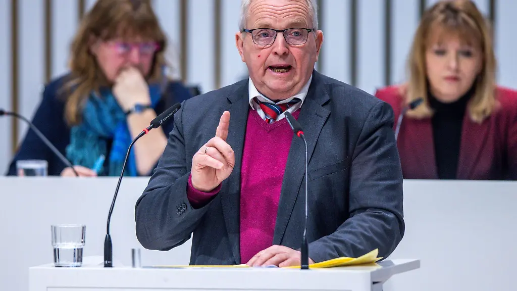 Till-Backhaus-SPD-der-Agrar-Umwelt-und-Klimaschutzminister-von-Mecklenburg-Vorpommern-spricht-im-Landtag