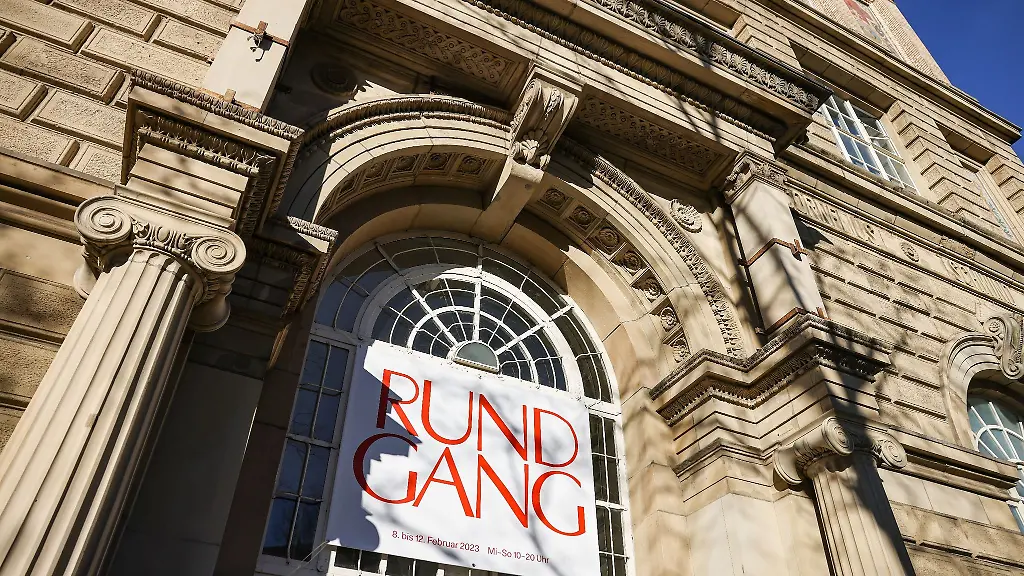 Ein-Banner-mit-der-Aufschrift-Rundgang-haengt-am-Eingang-der-Kunstakademie-Duesseldorf