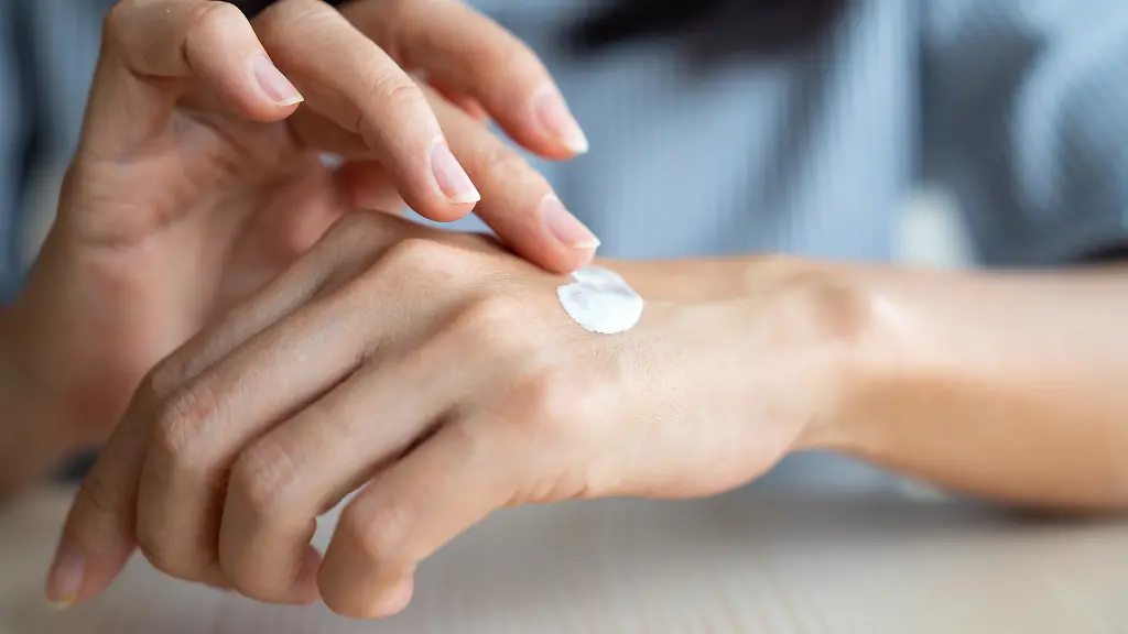 Gegen-trockene-Haut-helfen-reichhaltige-Cremes-und-Seren