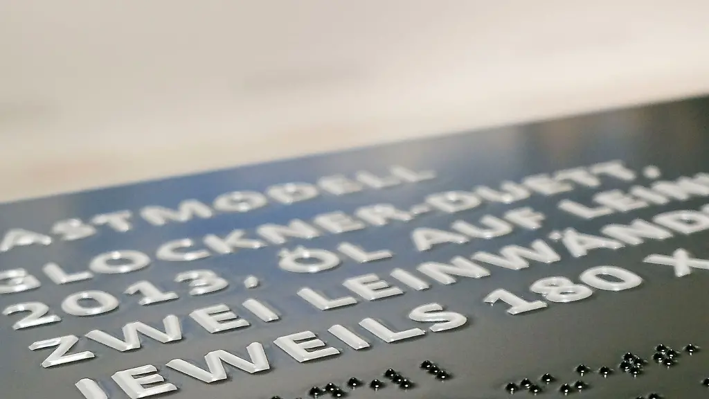Ein-Text-ist-in-Brailleschrift-auf-ein-Informationsschild-gedruckt