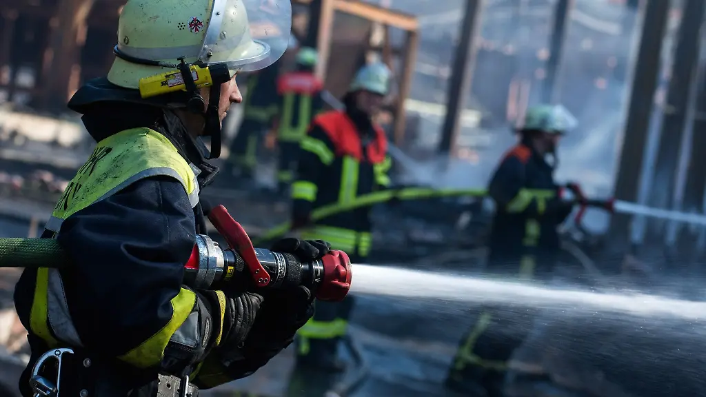 Feuerwehrleute-loeschen-einen-Brand-im-Landkreis-Hof