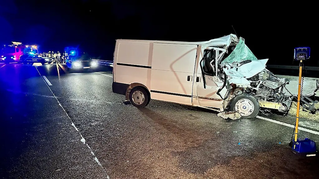 Der-zerstoerte-Kleintransporter-des-19-Jaehrigen-steht-auf-der-A6
