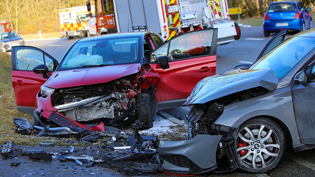 Zwei-schwer-beschaedigte-Autos-stehen-an-einer-Strasse