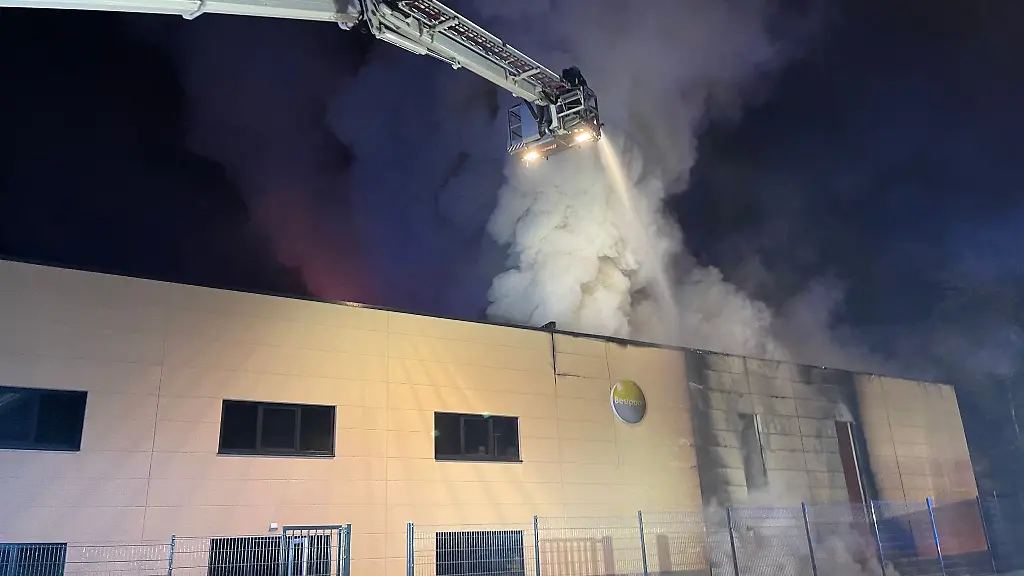 Die-Feuerwehr-bekaempft-den-Brand-in-Steinhagen