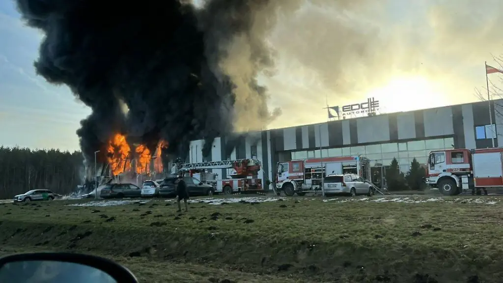 Der-Brand-bei-Edge-Autonomy-in-der-Naehe-der-lettischen-Hauptstadt-Riga-sorgte-fuer-dunkle-Rauchschwaden