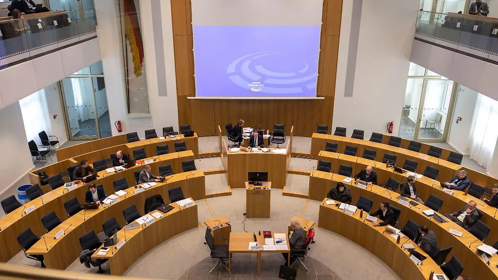 Blick-in-den-Saal-waehrend-des-Untersuchungsausschuss-zur-Flutkatastrophe-im-Ahrtal