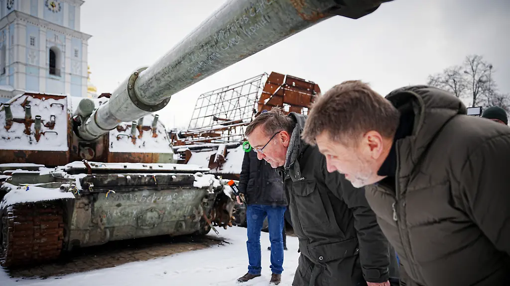 Pistorius-besucht-mit-dem-stellvertretenden-ukrainischen-Verteidigungsminister-Polishchuk-den-Sophienplatz-mit-zerstoerten-russischen-Panzern-die-hier-ausgestellt-werden