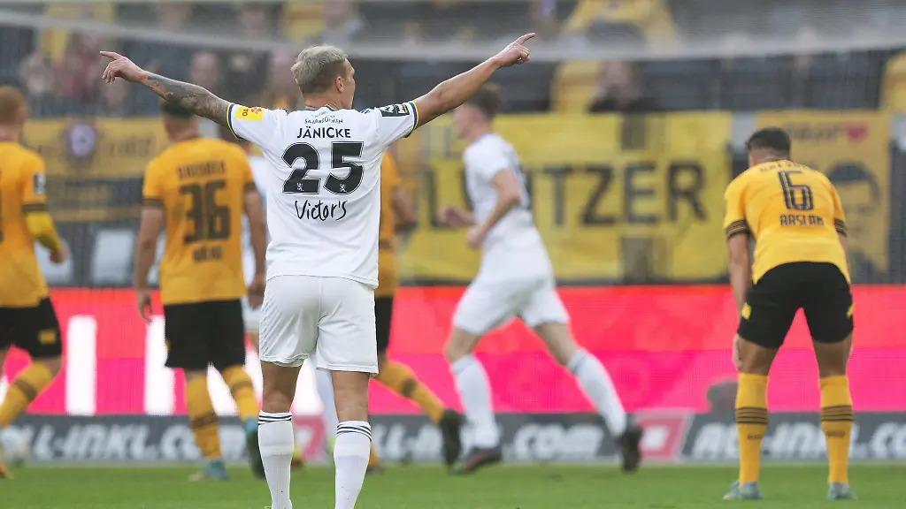 Saarbrueckens-Tobias-Jaenicke-jubelt-nach-einem-Tor