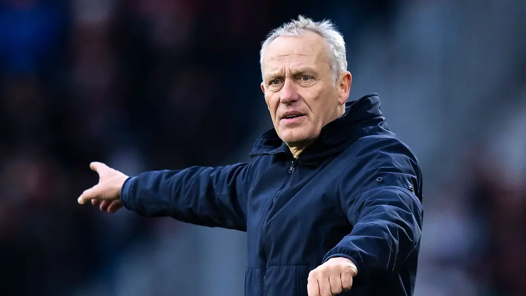 Freiburgs-Trainer-Christian-Streich-gestikuliert