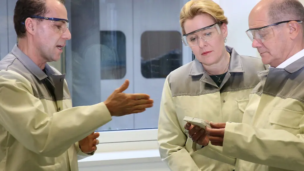 Stephan-Boehme-l-Laborchef-Bayer-AG-zeigt-Bundeskanzler-Olaf-Scholz-r-SPD-und-der-Regierenden-Buergermeisterin-und-Spitzenkandidatin-Franziska-Giffey-M-SPD-beim-Besuch-der-Forschungsraeume-der-Bayer-AG-in-Berlin-Wedding-einen-Block-Replikator