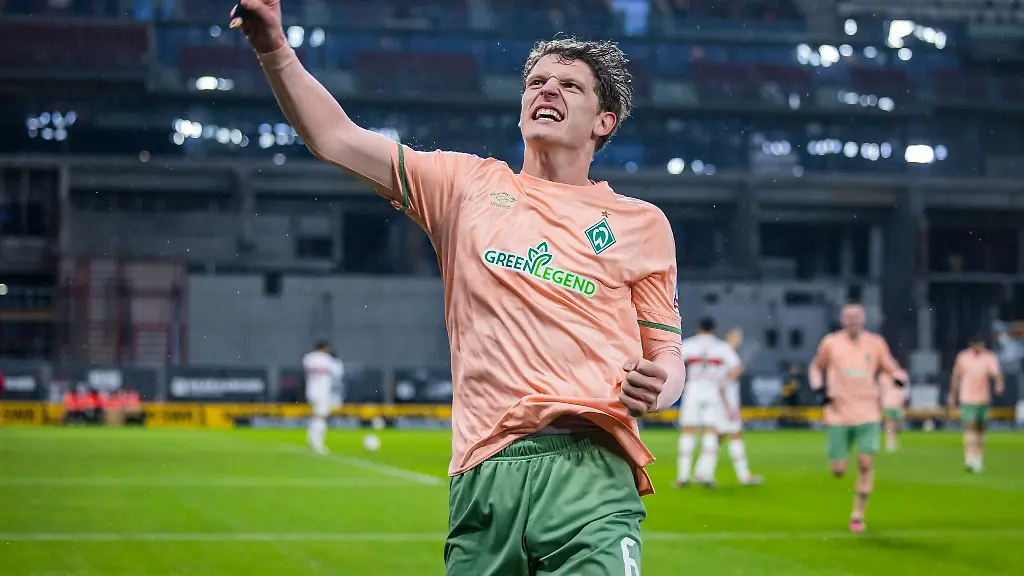 Bremens-Jens-Stage-jubelt-nach-seinem-Tor-zum-0-1