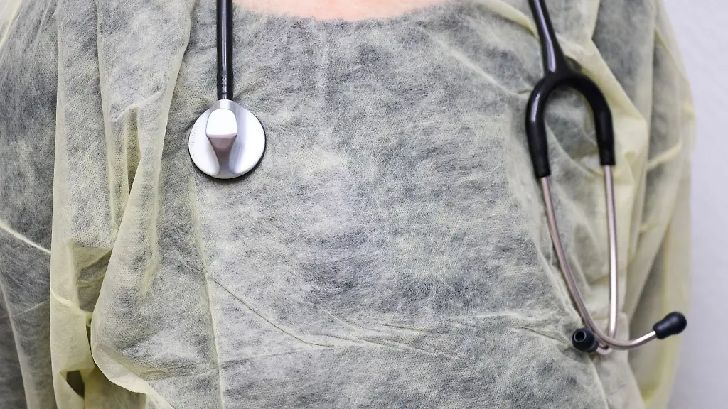 Eine-Aerztin-mit-einem-Virenschutz-Kittel-und-einem-Stethoskop