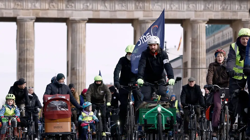 Teilnehmer-einer-Unterstuetzer-Fahrrad-Demonstration-der-Initiative-Changing-Cities-fahren-auf-der-Strasse-des-17-Juni-nahe-dem-Brandenburger-Tor