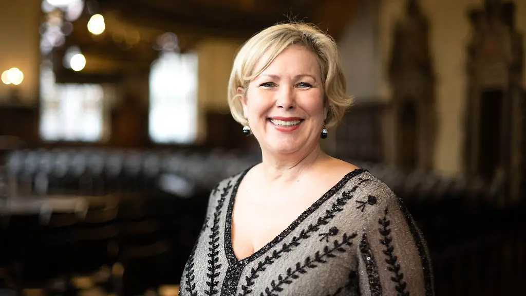 Janina-Marahrens-Hashagen-steht-im-Bremer-Rathaus