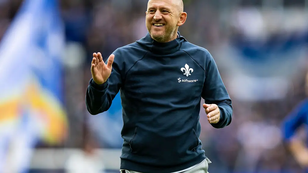 Darmstadts-Trainer-Torsten-Lieberknecht-klatscht
