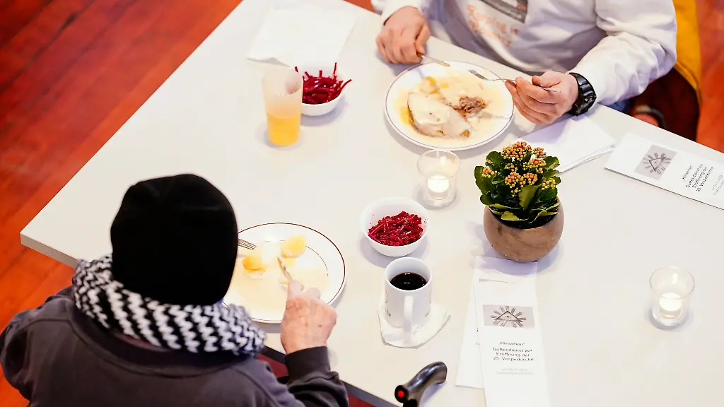 Obachlose-verzehren-in-der-Vesperkirche-ihr-Mittagessen